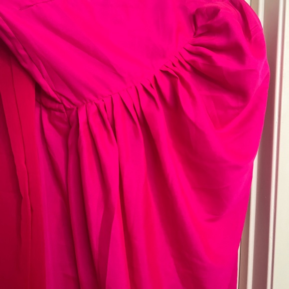 The stylish and light dress is green in color and has picture frames Free size - Picture 4 of 8